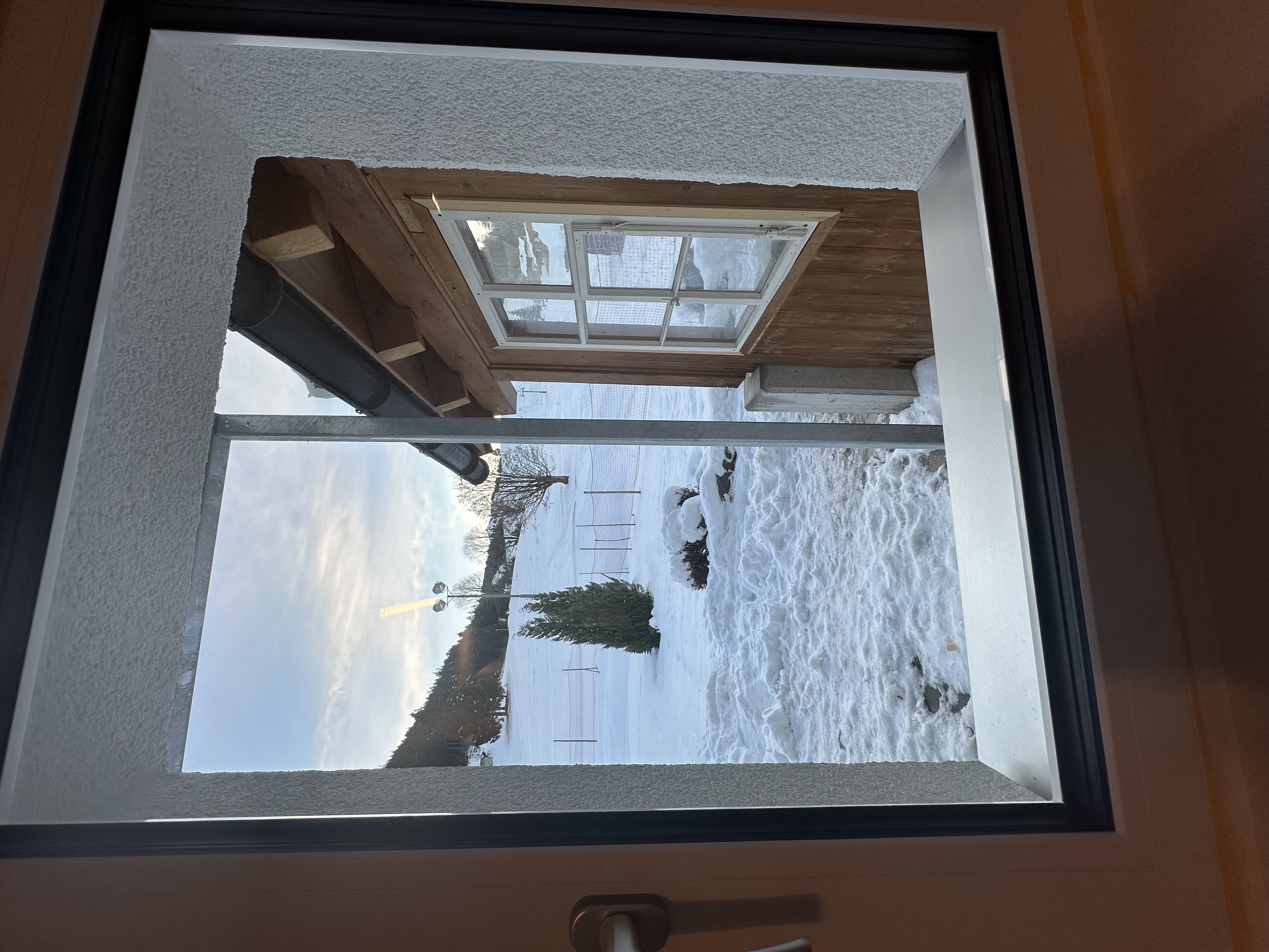 Blick auf die Skipiste vor dem Haus