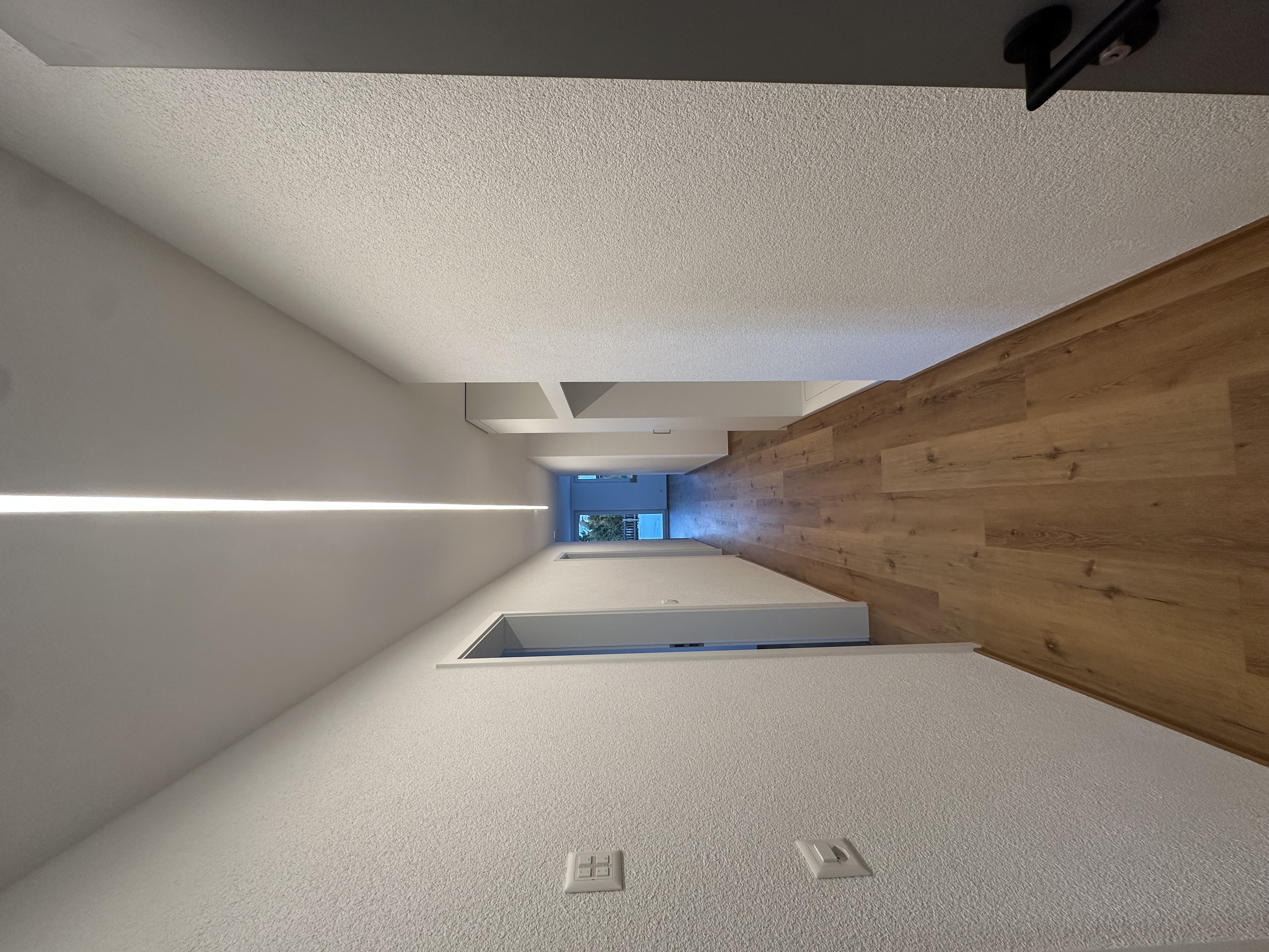 Heller Korridor mit Holzfussboden