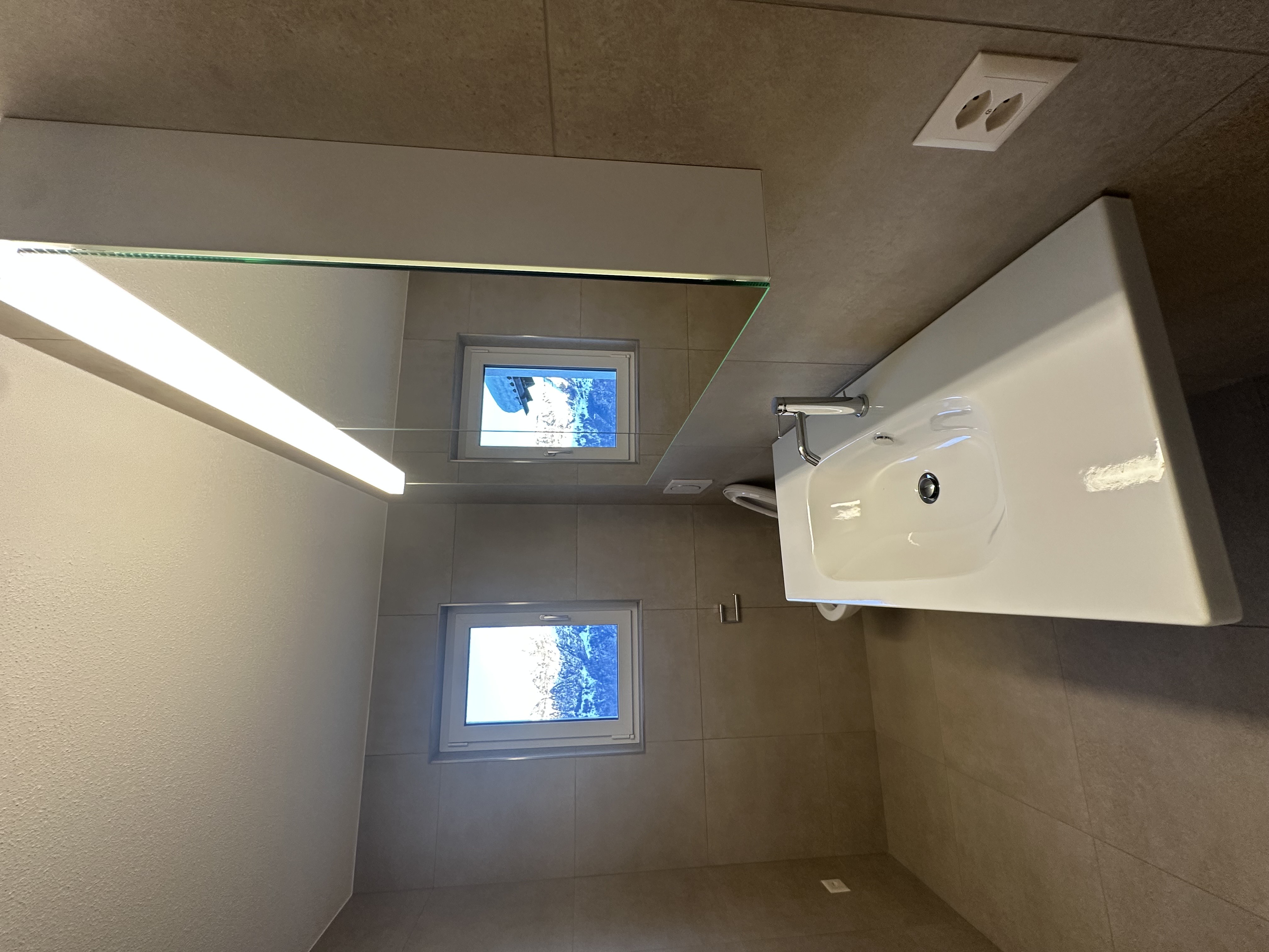 Grosszügiges Bad mit Doppel-Fenstern