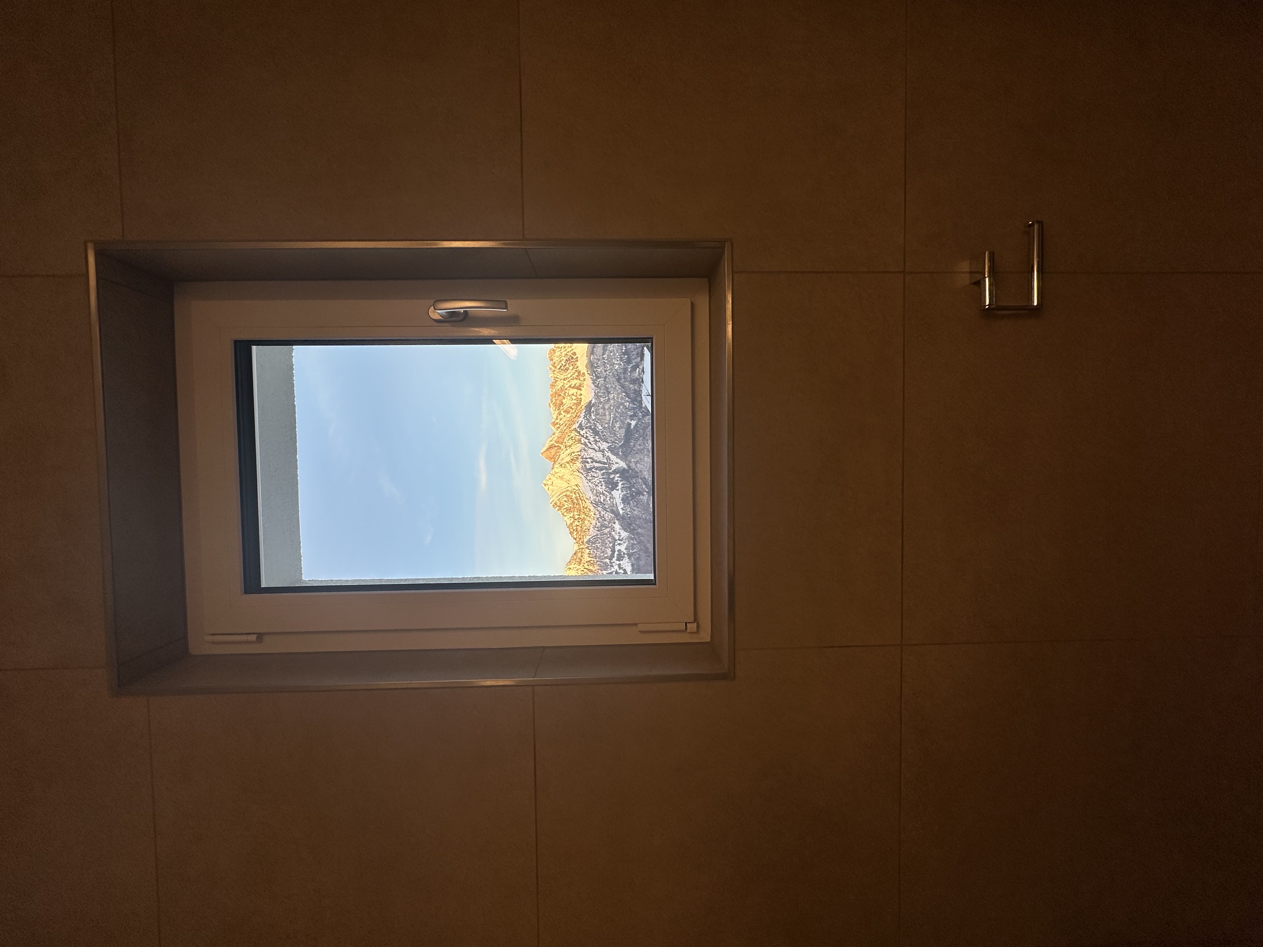 Badfenster mit imposanter Bergsicht