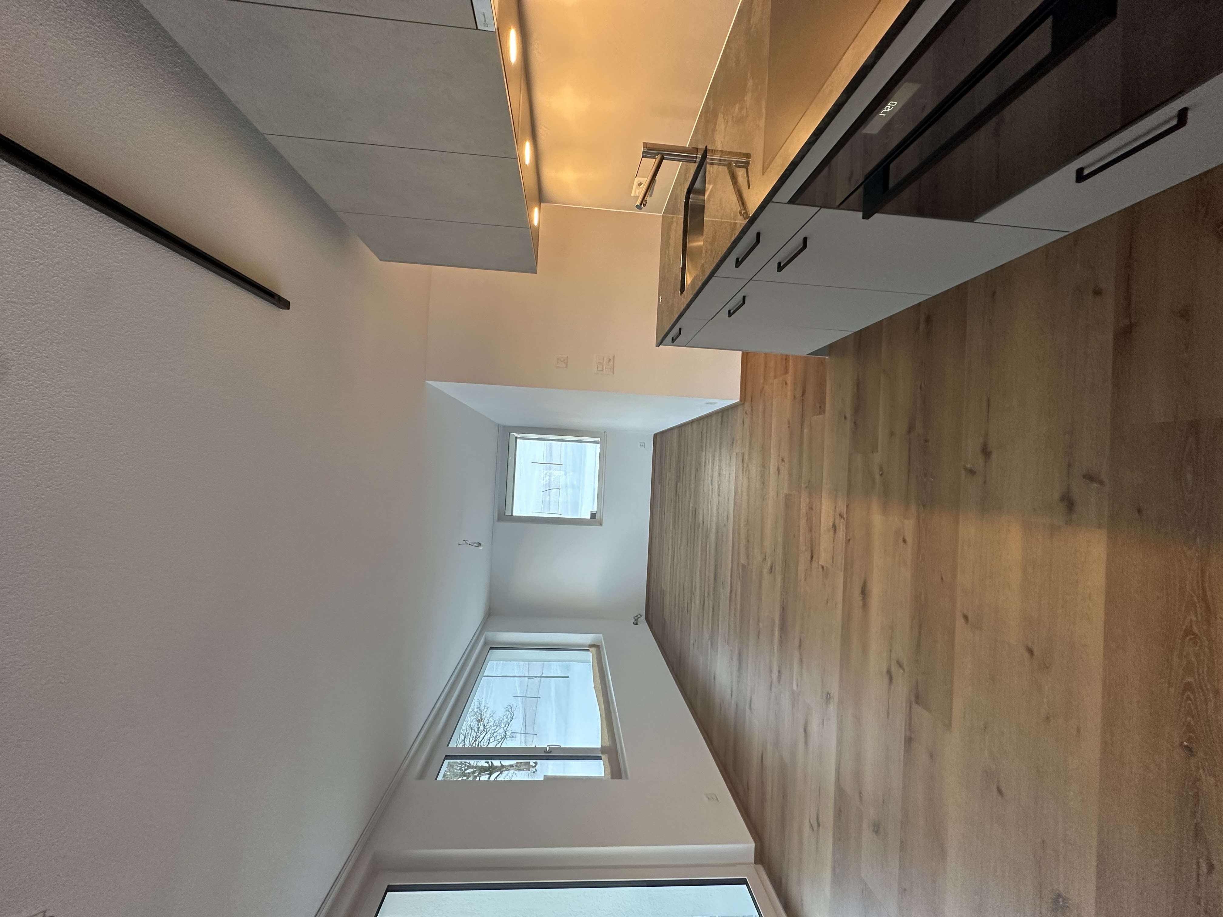 Grosszügiger Wohnraum mit Panoramafenstern