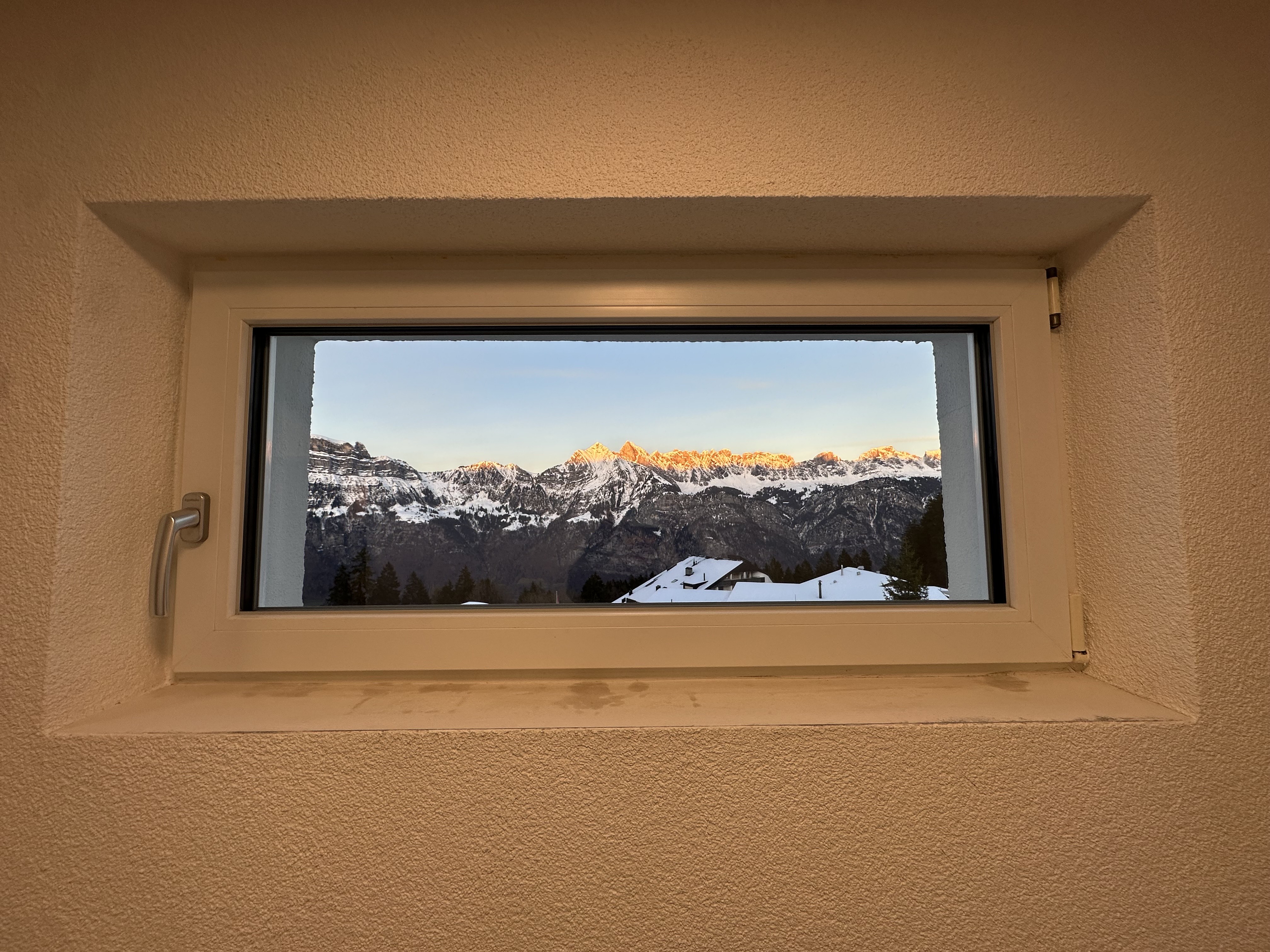 Panoramafenster mit breitem Bergblick